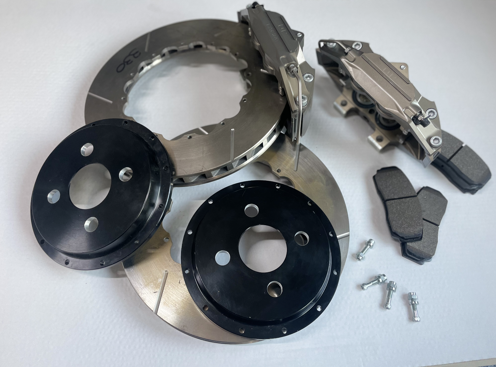 COSWORTH 2WD Gr.A 330X32MM 4 POT BRAKE KIT WITH AP REPLICA HISTORIC BRAKE CALIPERS
