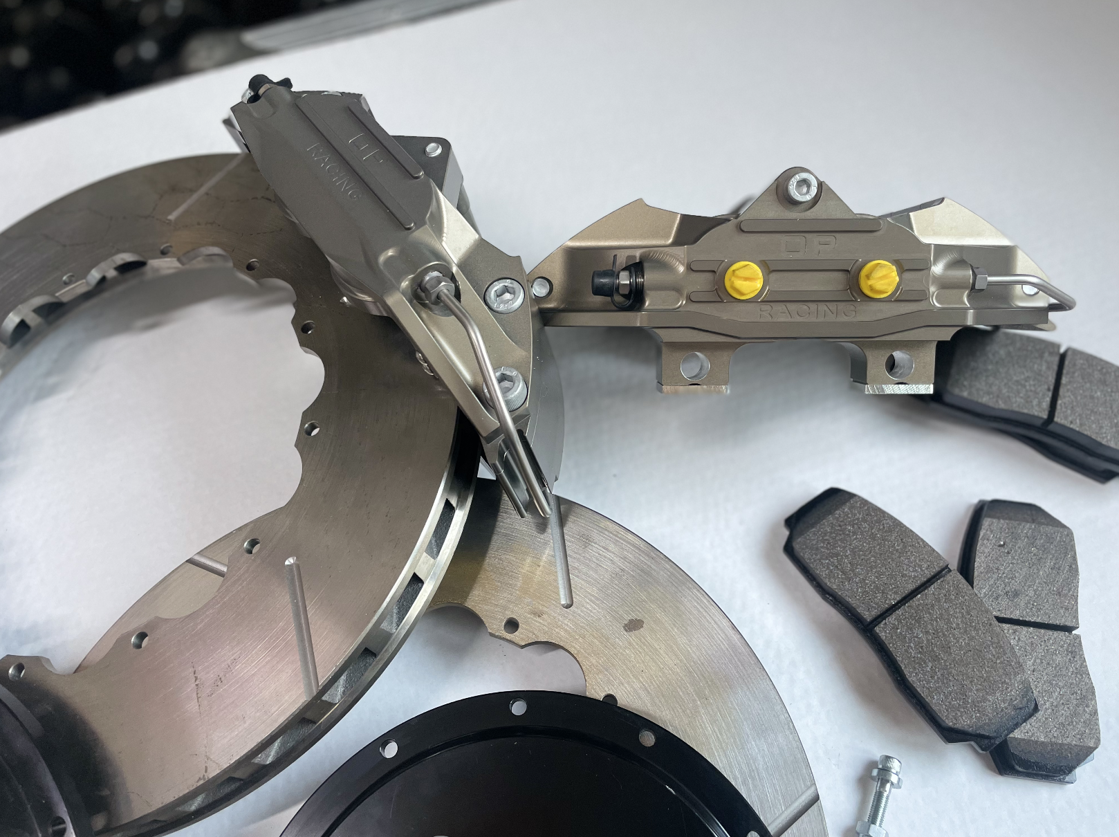 COSWORTH 2WD Gr.A 330X32MM 4 POT BRAKE KIT WITH AP REPLICA HISTORIC BRAKE CALIPERS - immagine 3